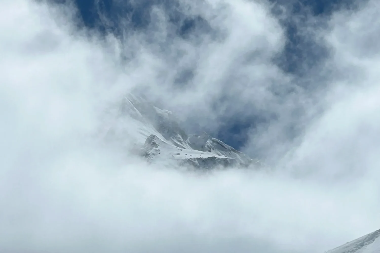 cloudy manaslu