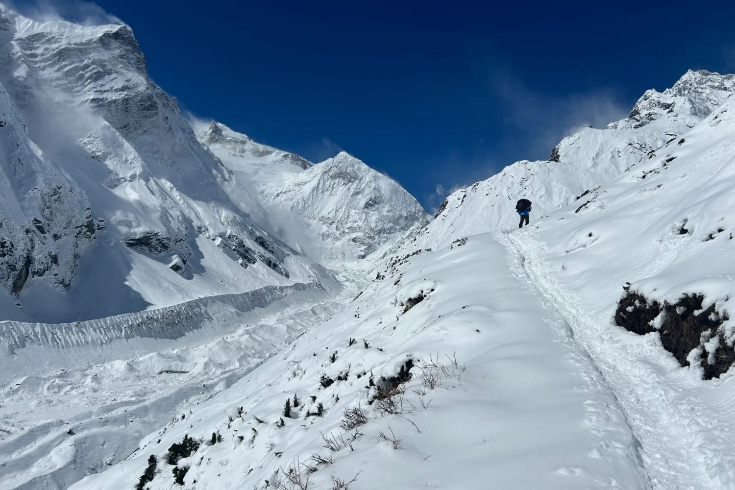 Way to Manaslu circuit trek during snow fall
