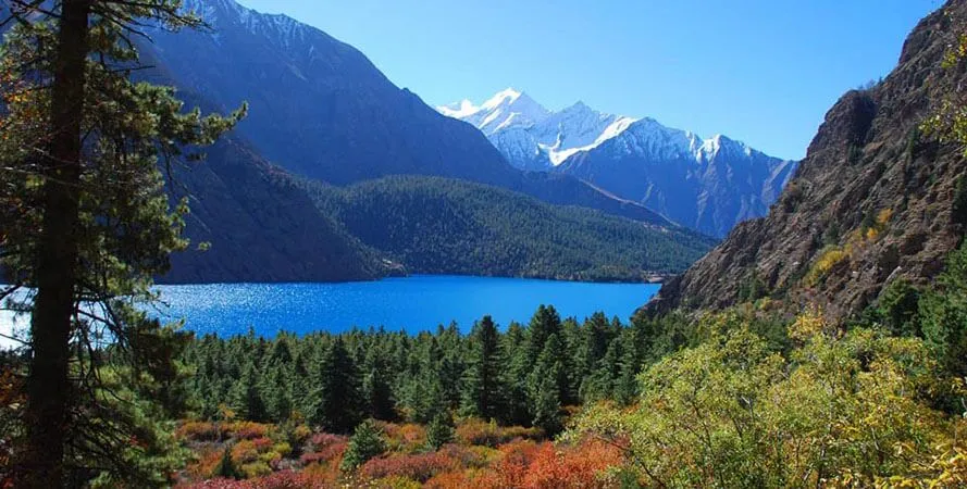 Phoksundo Lake in Dolpo trekking Nepal – turquoise high-altitude lake surrounded by Himalayan cliffs.