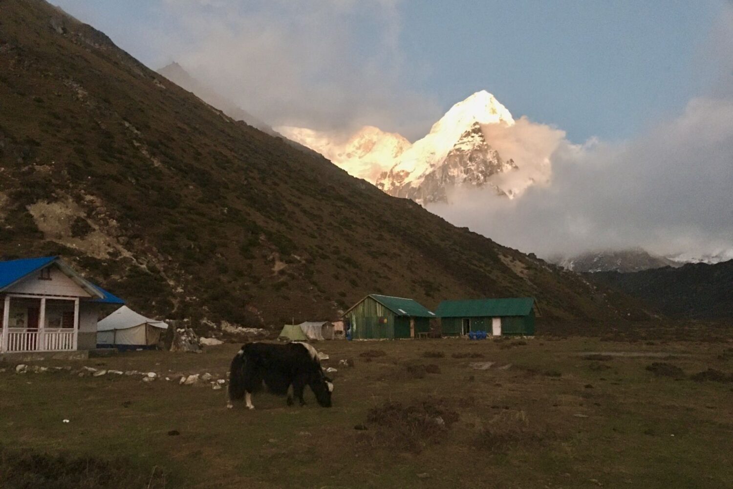 Kanchenjunga trek photo 26: Landscape photo of Kanchenjunga, on the Nepal-India border