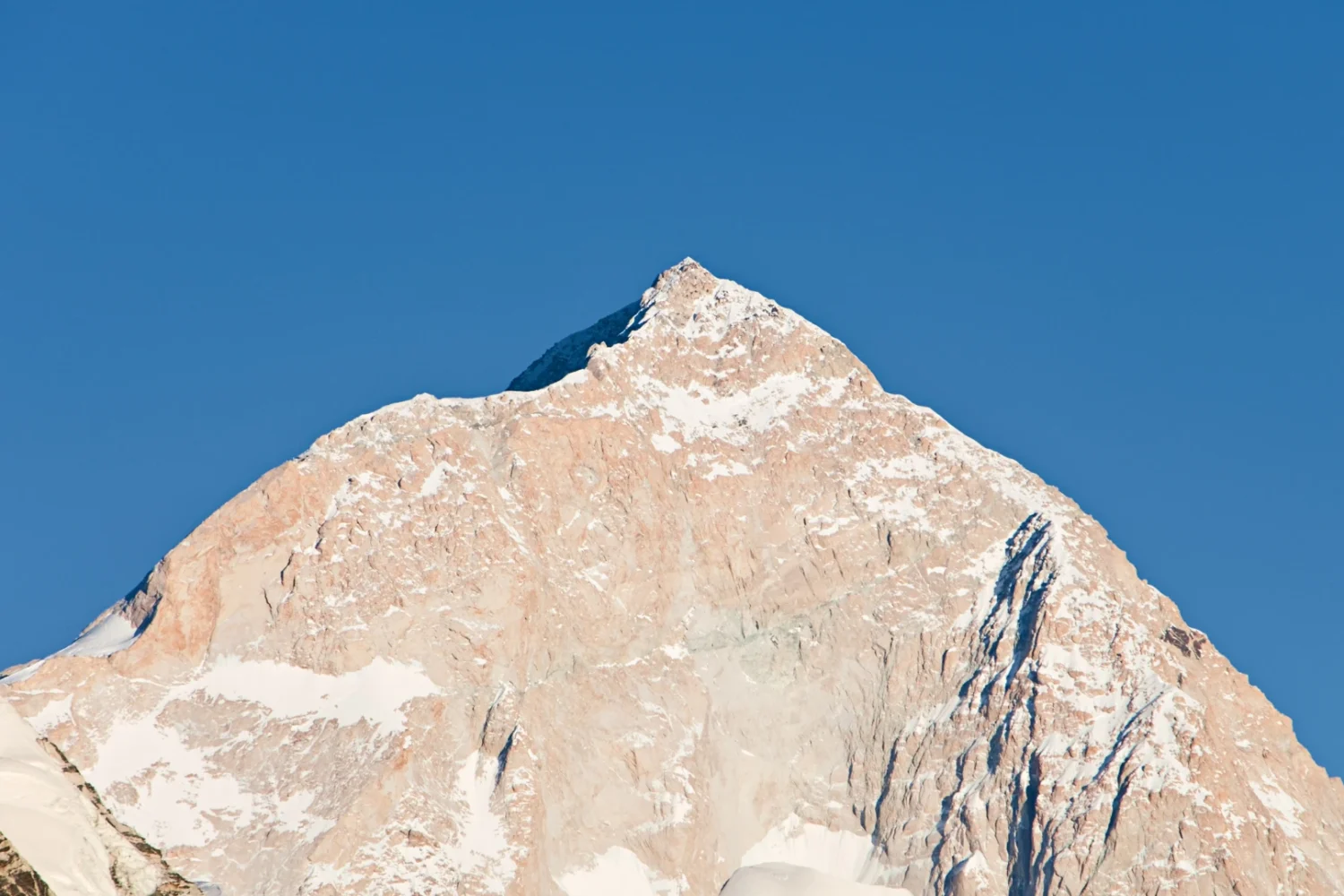 makalu mountain zoomed photo.