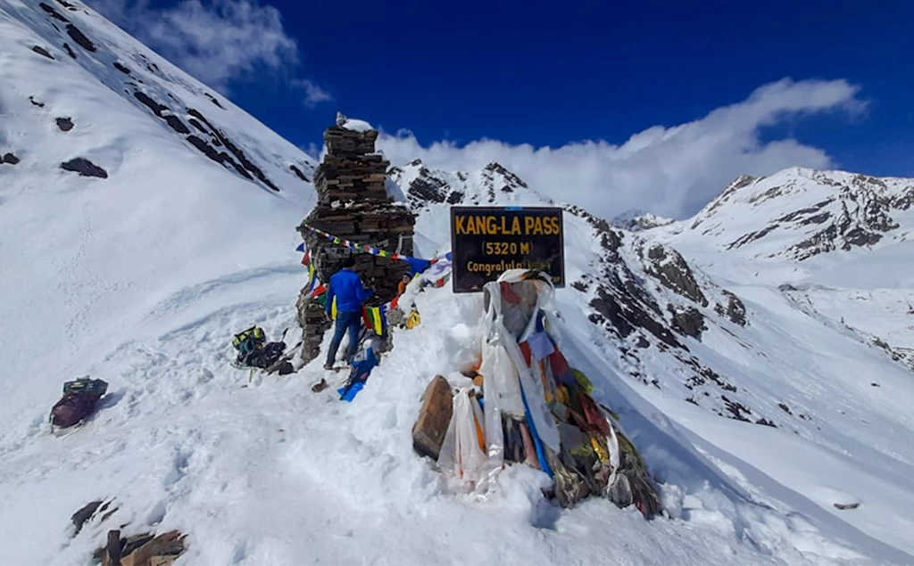 Breathtaking view of the high-altitude Kang La Pass surrounded by snow-capped Himalayan peaks, a major crossing on the nar phu valley trek.