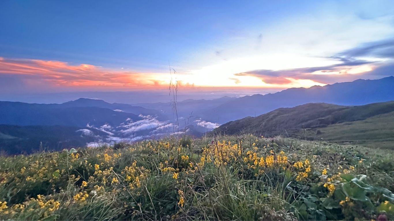 Kori Trek Nepal sunrise over the Himalayan mountains from Kori Danda