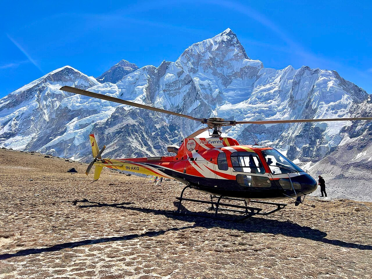 helicopter-tour-nepal-price-everest-base-camp-landing Airbus H125 helicopter tour Nepal landing at Kala Patthar 5545m facing Mount Everest